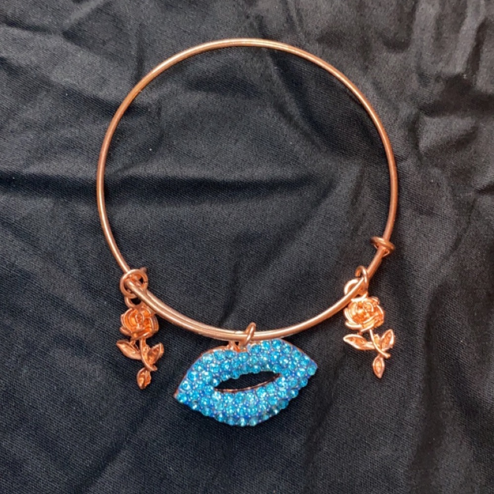 🌹🌹 Rose Gold Bangle 🌹🌹 - Picture 2 of 3